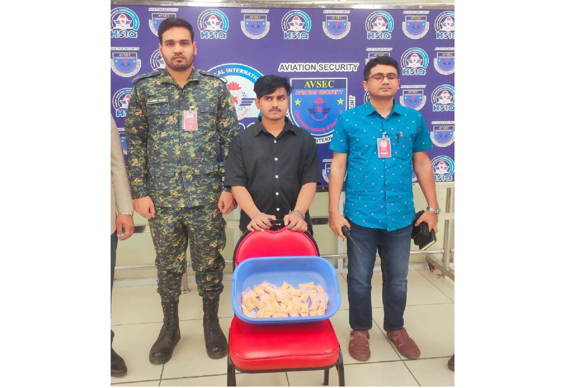 শাহজালাল বিমানবন্দরে আনসার ব্যাটালিয়নের তৎপরতায় ৪,৩৬৪ পিস ইয়াবাসহ যাত্রী আটক