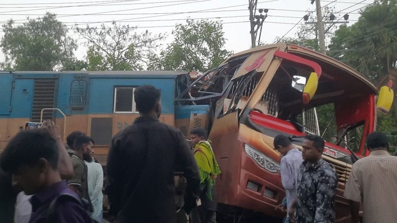 কুমিল্লায় ট্রেন দুর্ঘটনায় নিহত ১২ জনের পরিচয় মিলেছে