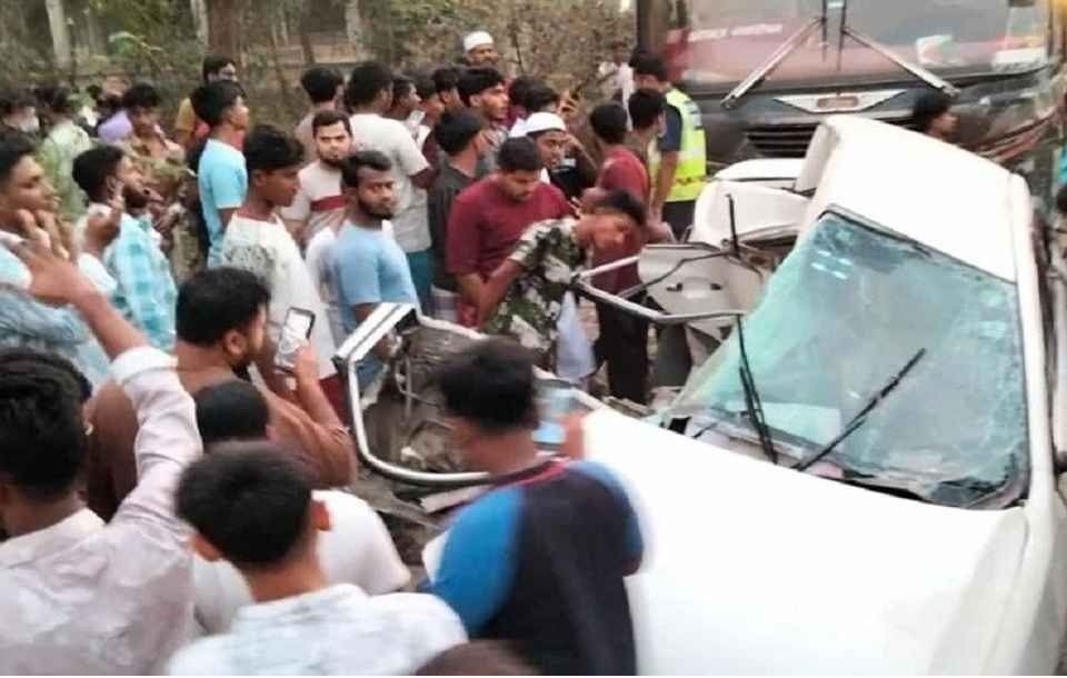 কুমিল্লায় বাস-ট্রাক সংঘর্ষে একই পরিবারের ৪ জনসহ নিহত ৫