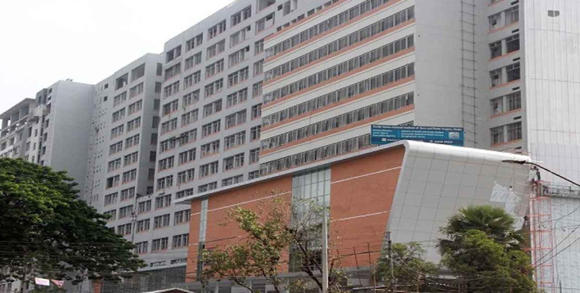 ঢাকায় এক বাসায় ভয়াবহ বিস্ফোরণ, পরিবারের সবার গায়ে আগুন