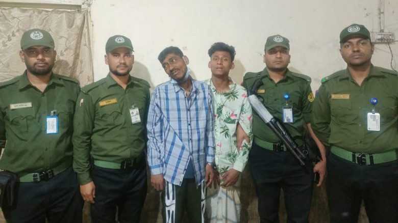 ঢামেকে প্রতারণা ও চুরি চেষ্টার দুই অভিযুক্তকে আটক করেছে আনসার সদস্যরা 