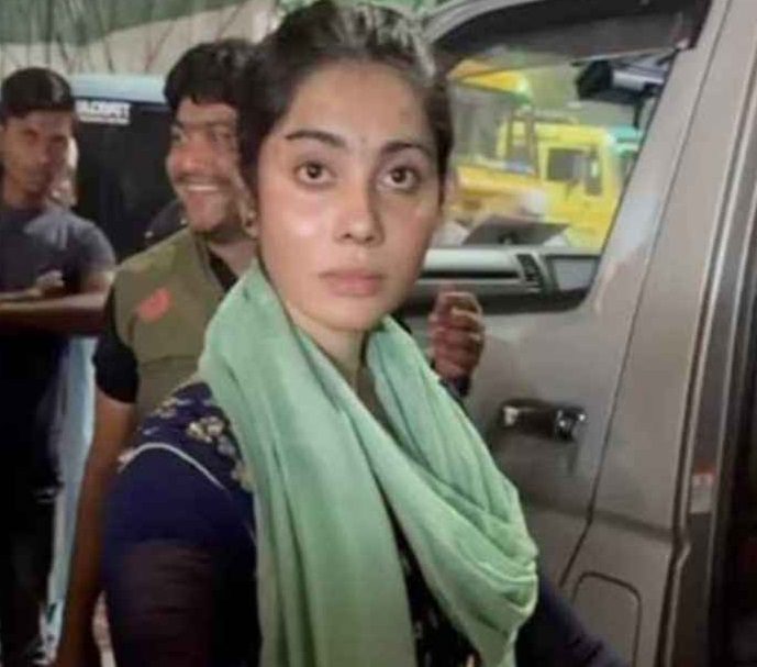 ক্রিস্টাল আইস: ২৫ কেজি কাঁচামালসহ তরুণী আটক