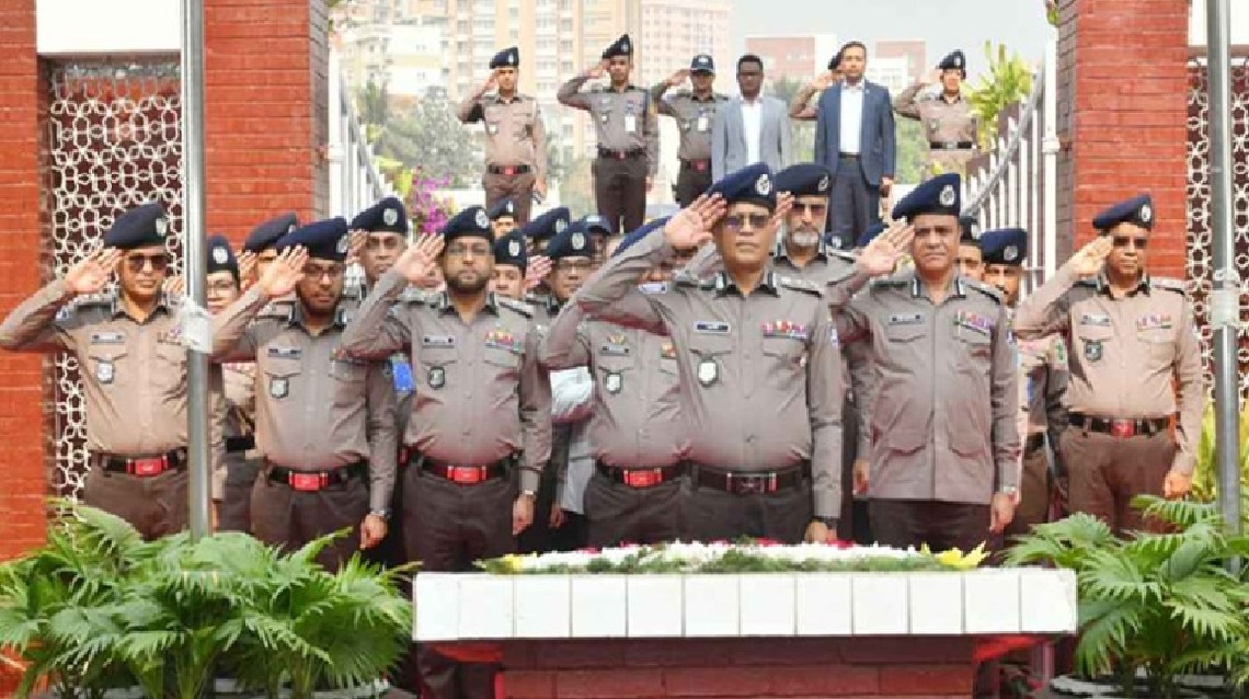 রাজারবাগ পুলিশ স্মৃতিসৌধে আইজিপির শ্রদ্ধা