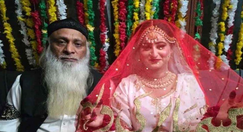 প্রেম করে ৪ গুণ কম বয়সী নারীকে বিয়ে করলো পাকিস্তানি বৃদ্ধ!
