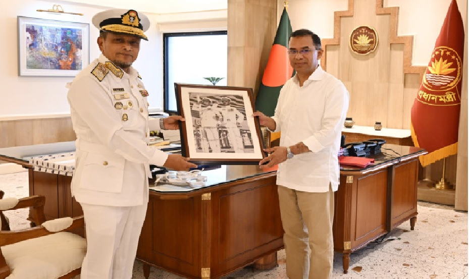 প্রধানমন্ত্রীর সঙ্গে নৌবাহিনী প্রধানের সৌজন্য সাক্ষাৎ